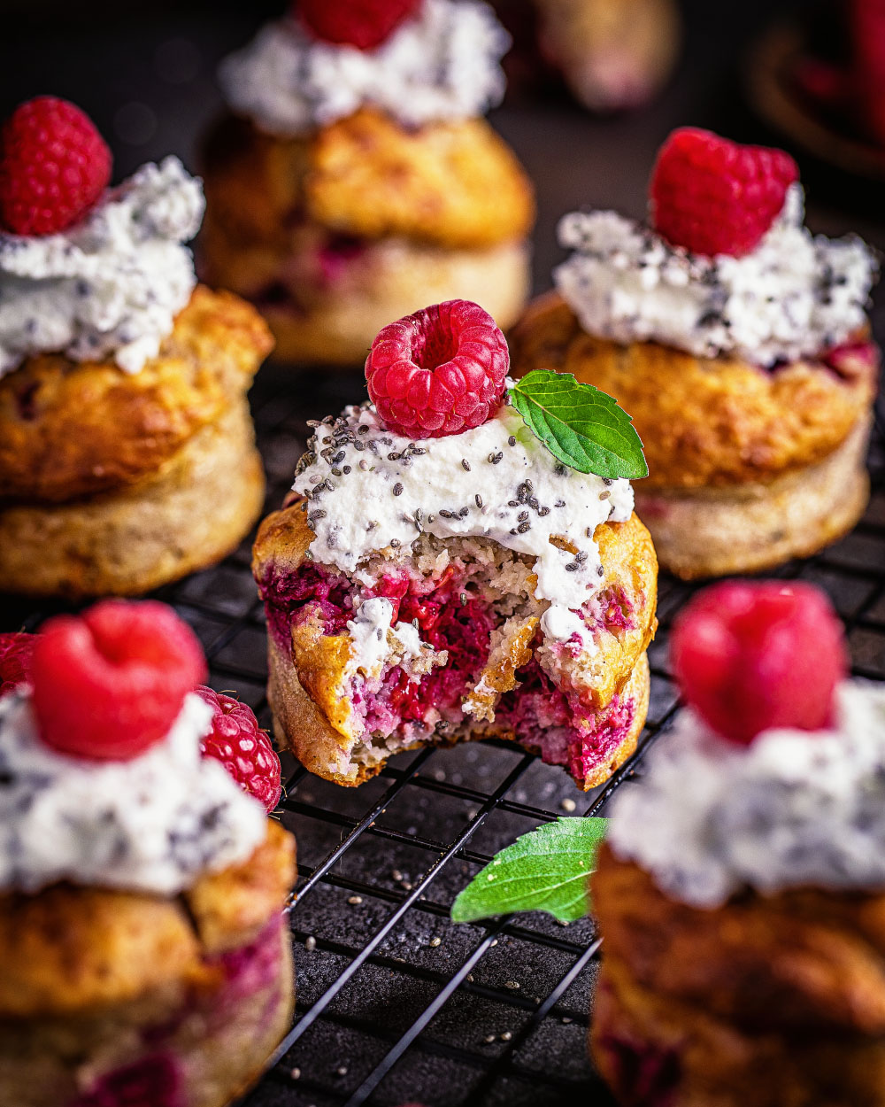 Chia-Quark-Creme als Topping auf einem Muffin in Nahaufnahme